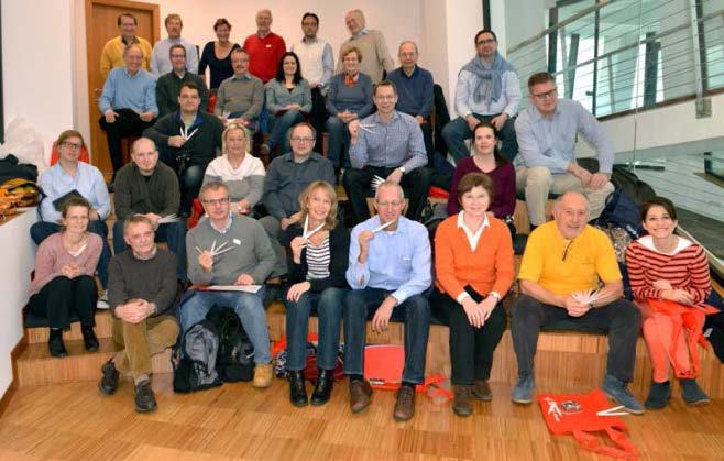 Foto 1: die DGP-Gruppe beim Abriechen von Ölen
